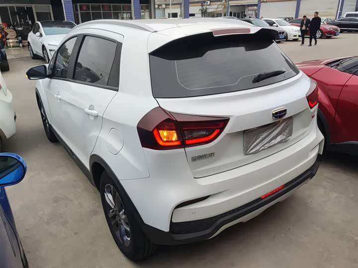 Фото 5 - Geely Vision X3