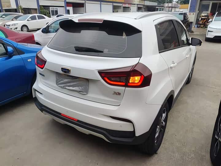 Фото 8 - Geely Vision X3