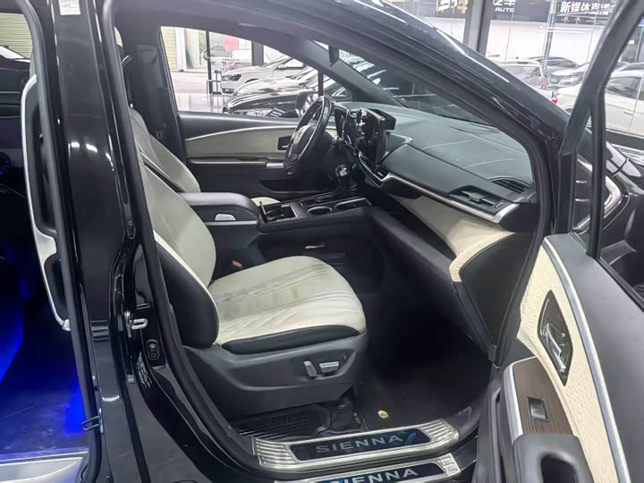 Фото 9 - Toyota Sienna