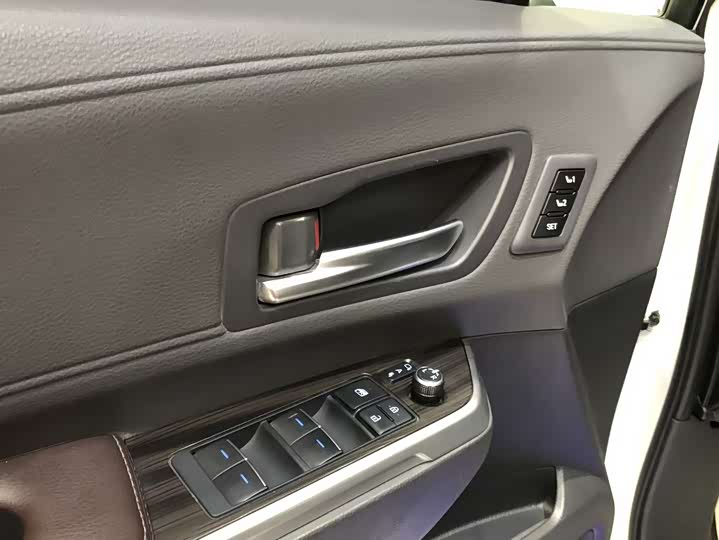 Фото 9 - Toyota Sienna