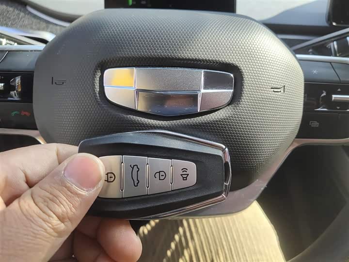 Фото 9 - Geely Geometry C