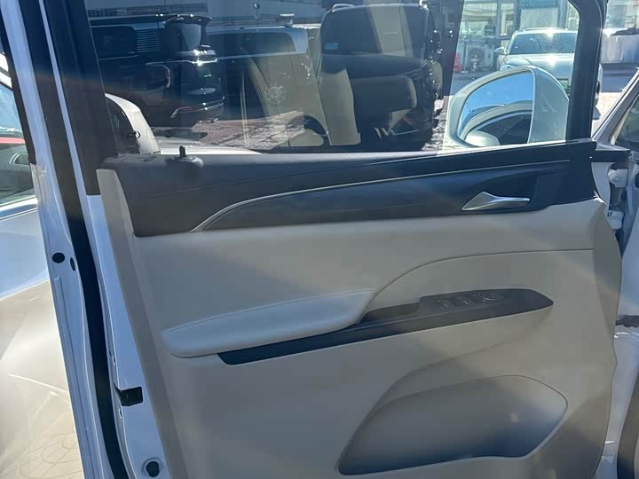 Фото 8 - Buick GL8 ES