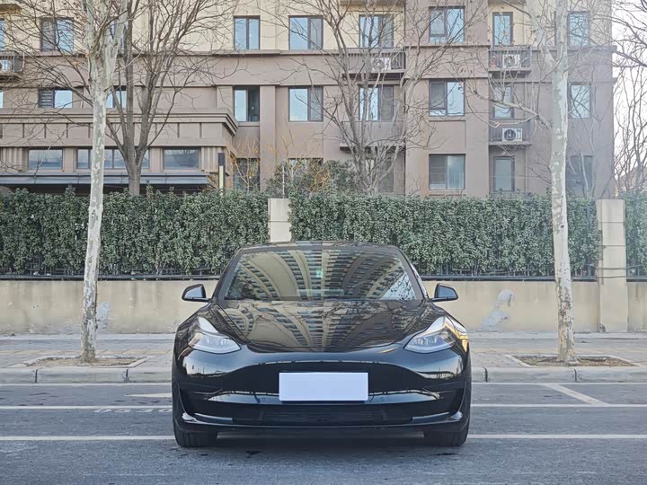 Фото 2 - Tesla Model 3