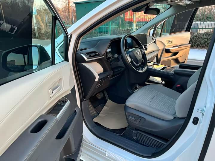 Фото 7 - Toyota Sienna