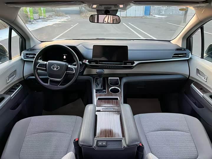 Фото 9 - Toyota Sienna