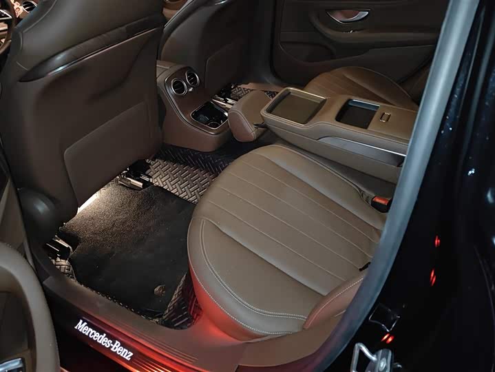 Фото 9 - Mercedes-Benz E-Class