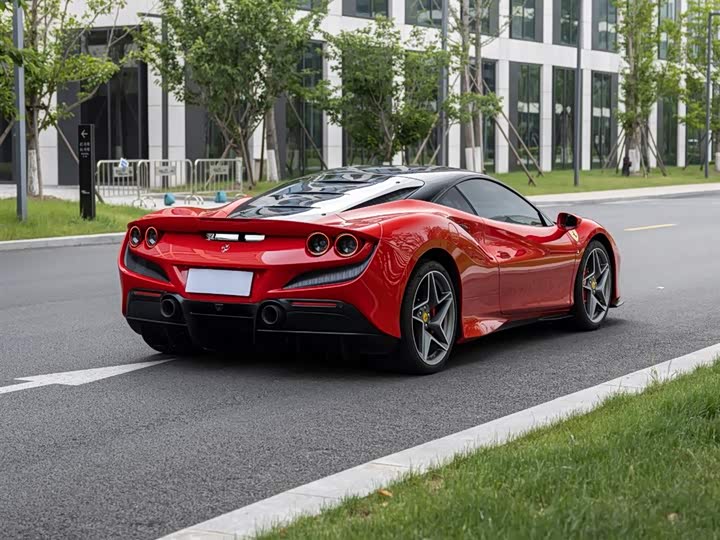 Фото 4 - Ferrari F8