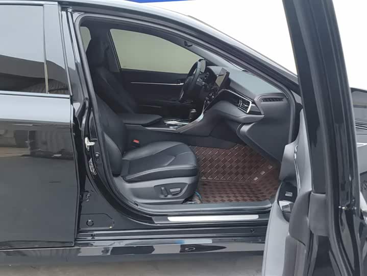 Фото 8 - Toyota Camry