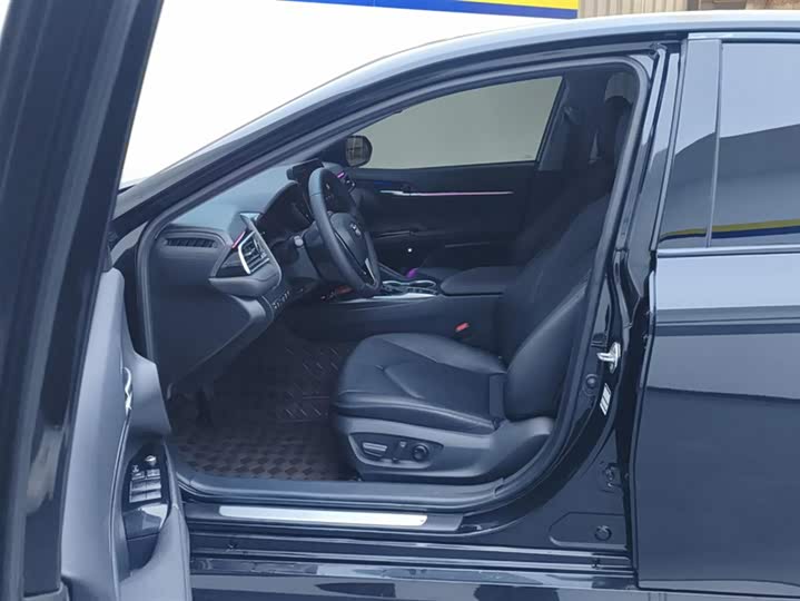 Фото 9 - Toyota Camry