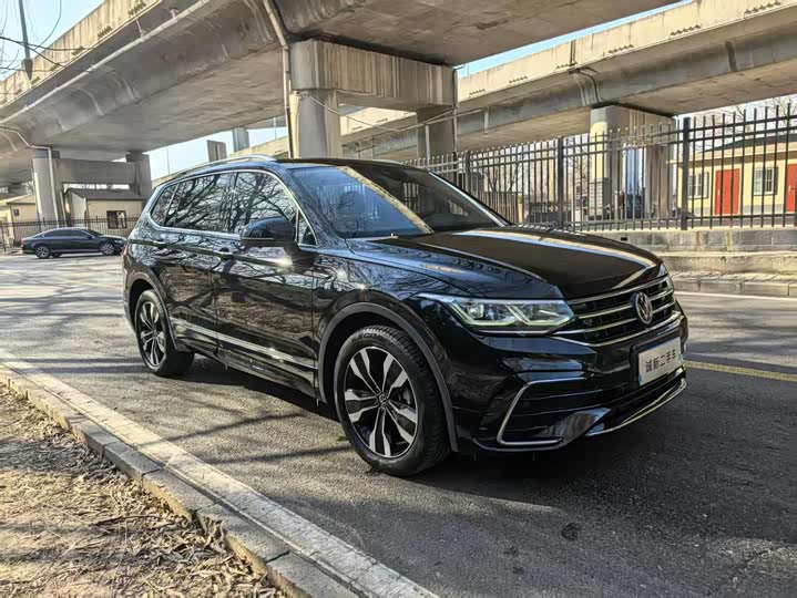 Фото 1 - Volkswagen Tiguan L Pro