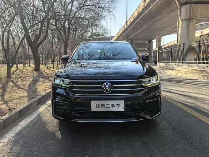 Фото 2 - Volkswagen Tiguan L Pro
