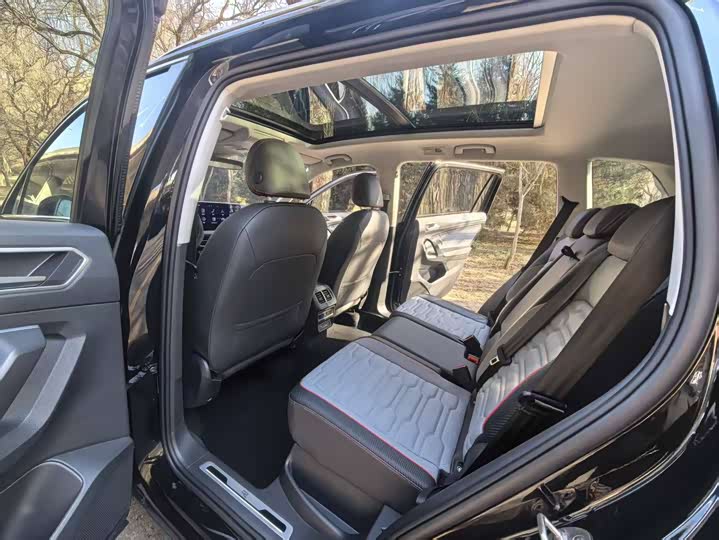 Фото 9 - Volkswagen Tiguan L Pro