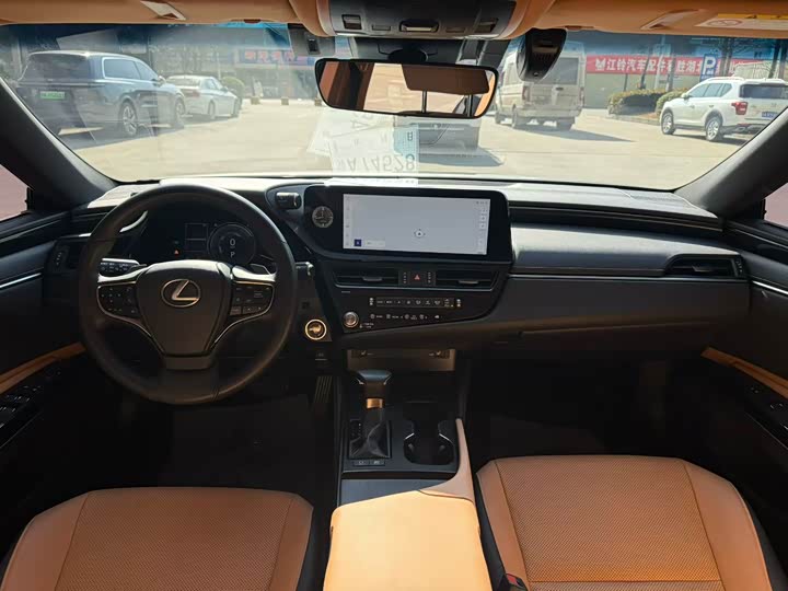 Фото 6 - Lexus ES