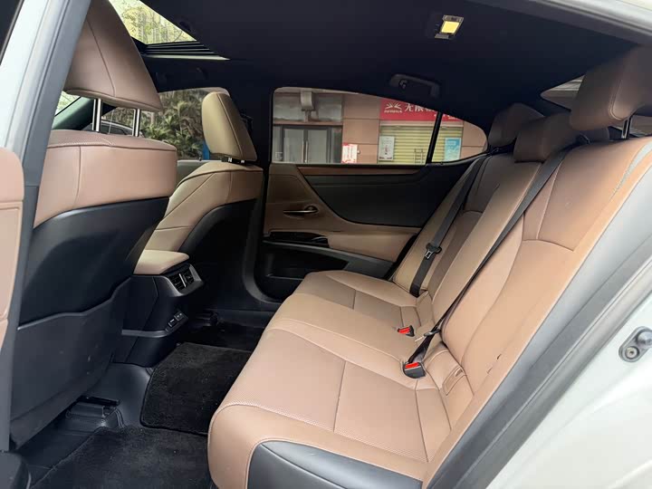 Фото 5 - Lexus ES