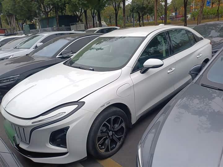 Фото 2 - Hongqi E-QM5