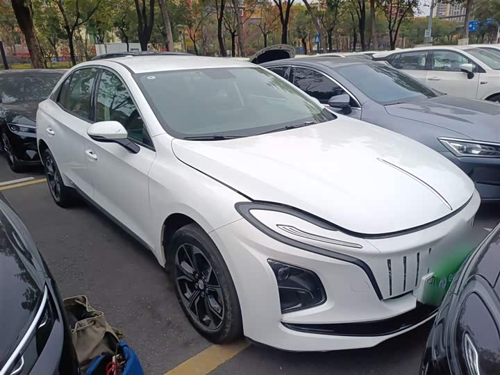 Фото 4 - Hongqi E-QM5