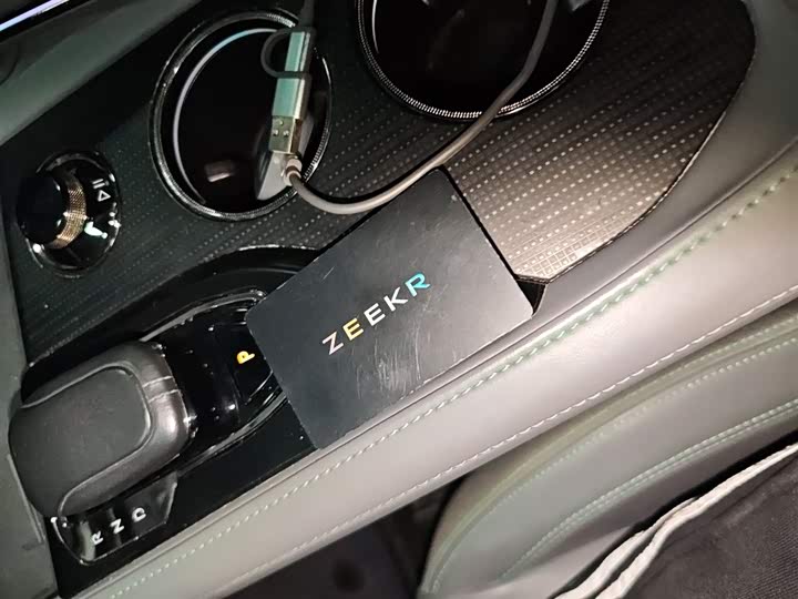 Фото 9 - Zeekr 001