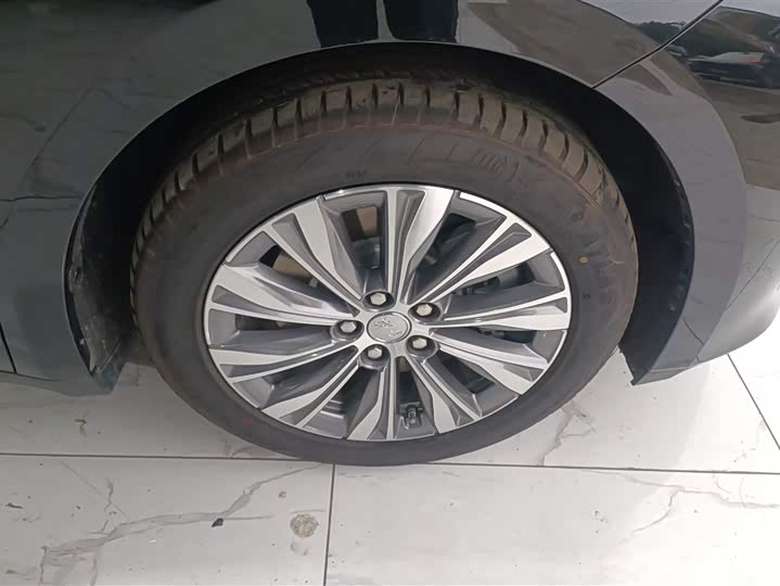 Фото 6 - Hongqi E-QM5