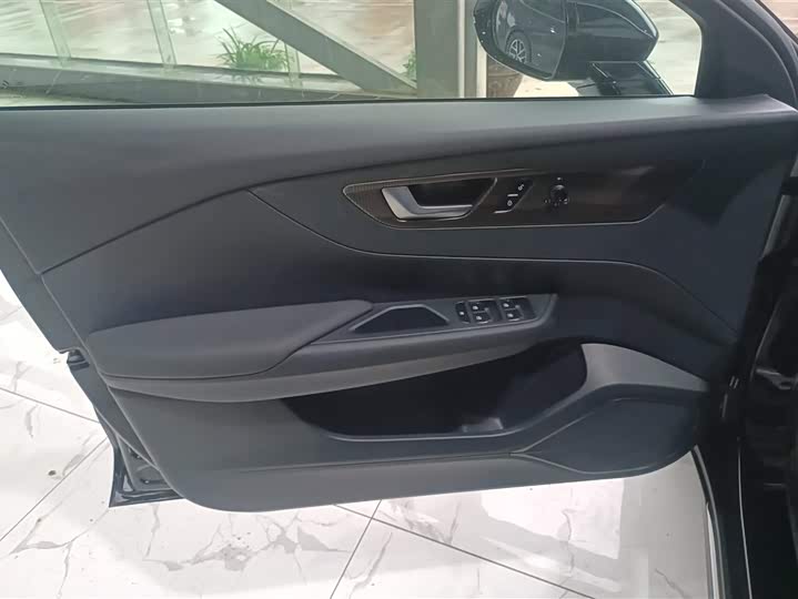 Фото 7 - Hongqi E-QM5