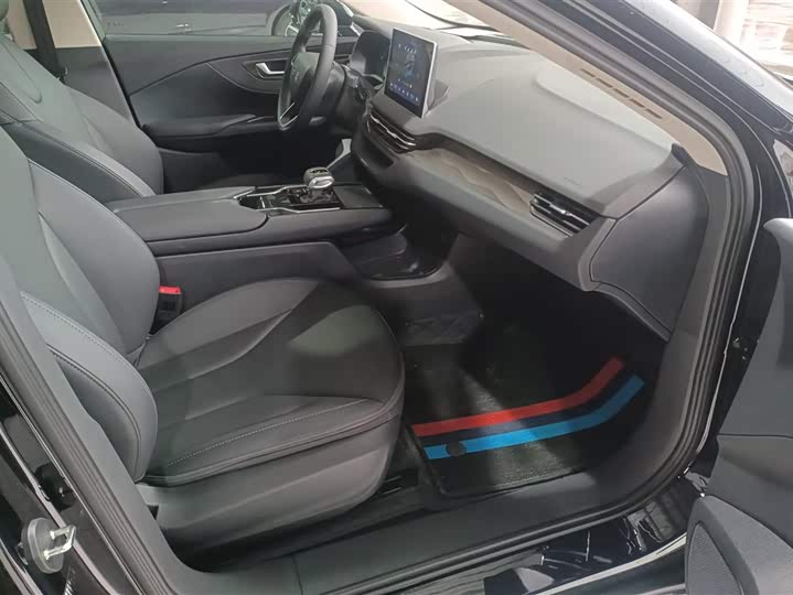 Фото 8 - Hongqi E-QM5