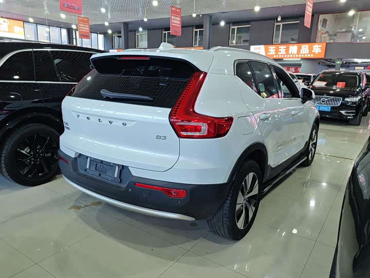 Фото 4 - Volvo XC40
