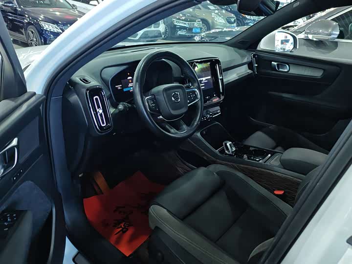 Фото 7 - Volvo XC40