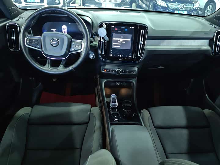 Фото 8 - Volvo XC40