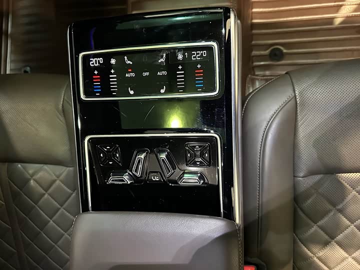 Фото 8 - Audi A8