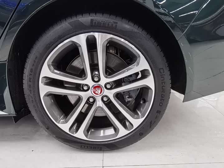 Фото 2 - Jaguar XE L