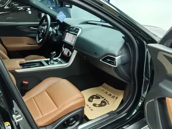 Фото 8 - Jaguar XE L