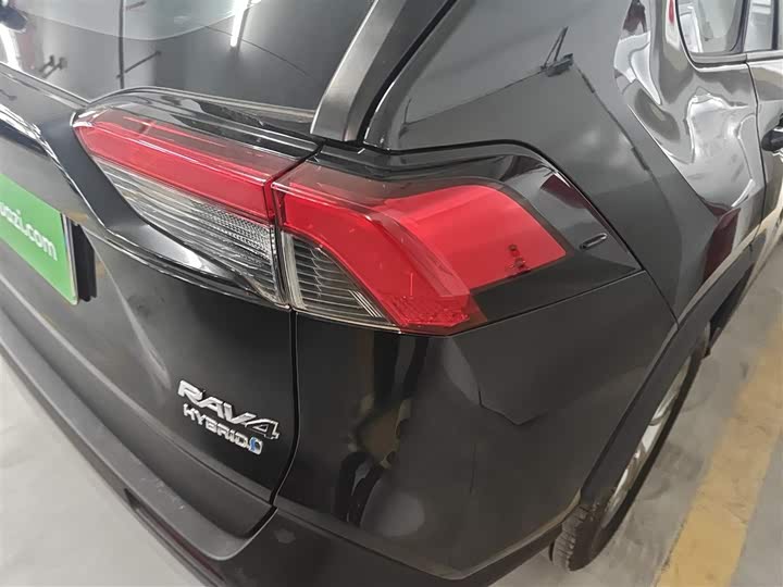 Фото 8 - Toyota RAV4