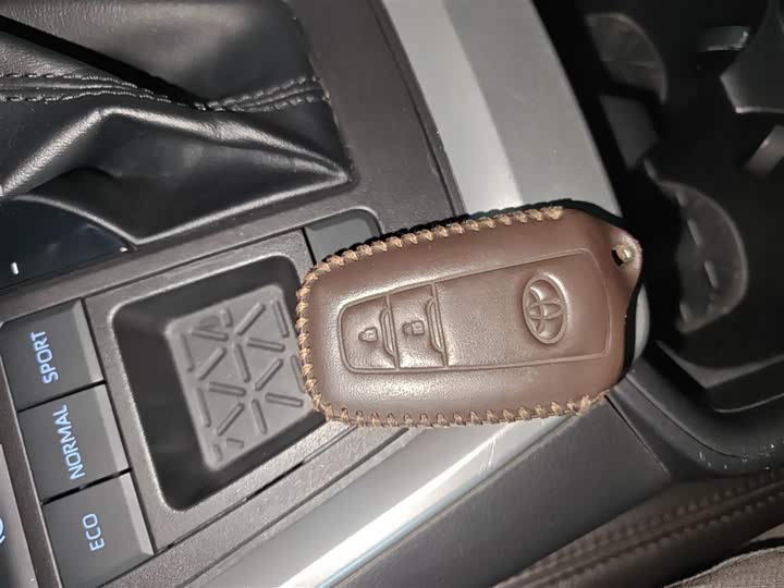 Фото 9 - Toyota RAV4