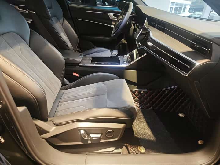 Фото 5 - Audi A6L