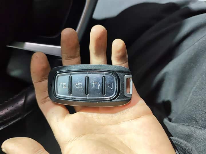 Фото 9 - Hongqi H5