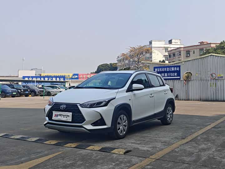 Фото 1 - Toyota Yaris L Hatchback