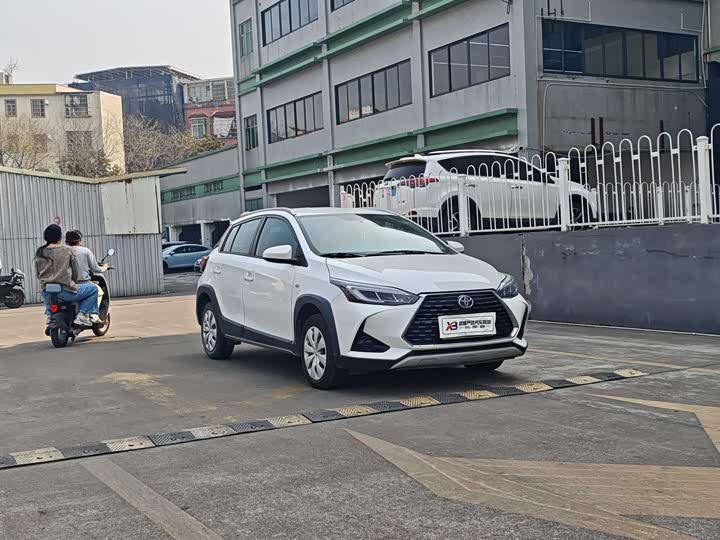 Фото 3 - Toyota Yaris L Hatchback