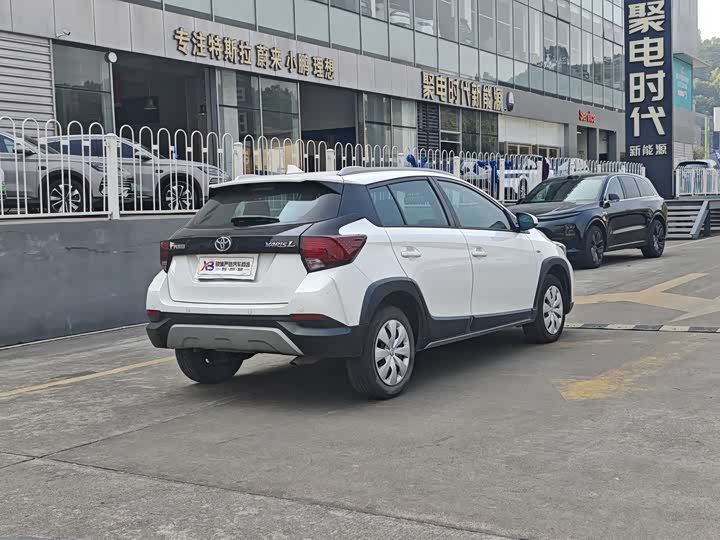 Фото 4 - Toyota Yaris L Hatchback