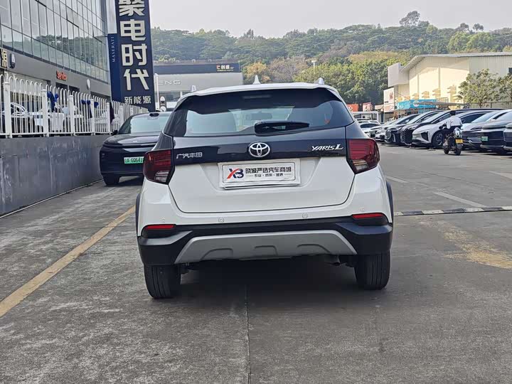 Фото 5 - Toyota Yaris L Hatchback