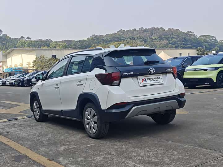 Фото 6 - Toyota Yaris L Hatchback