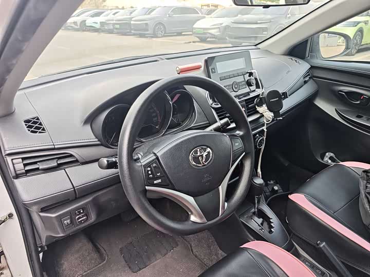 Фото 7 - Toyota Yaris L Hatchback