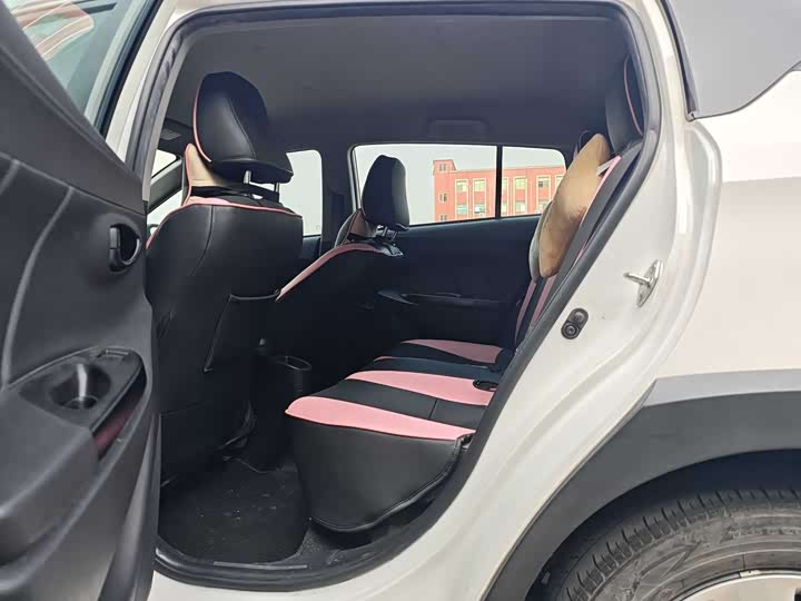 Фото 8 - Toyota Yaris L Hatchback