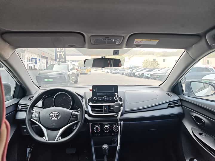 Фото 9 - Toyota Yaris L Hatchback