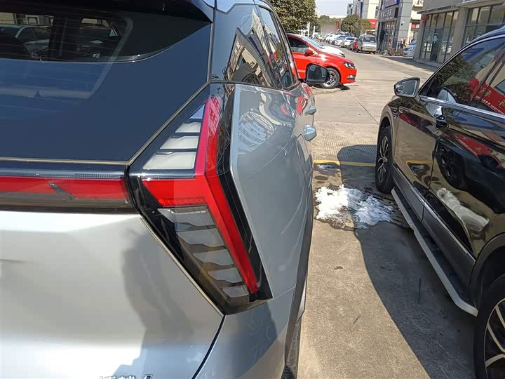 Фото 8 - Geely Atlas L