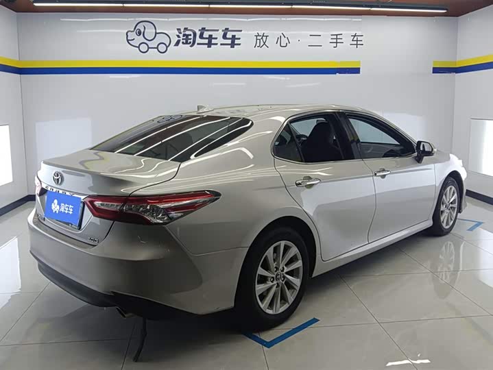 Фото 3 - Toyota Camry