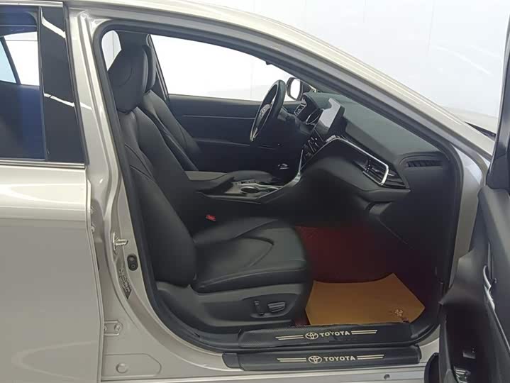 Фото 8 - Toyota Camry