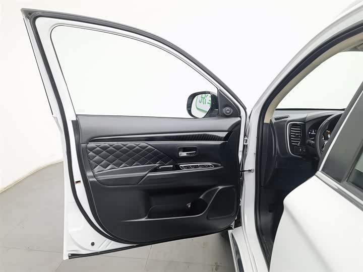 Фото 8 - Mitsubishi Outlander