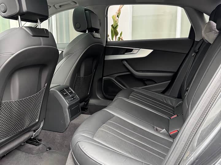 Фото 7 - Audi A4L