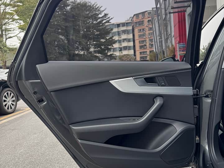 Фото 8 - Audi A4L