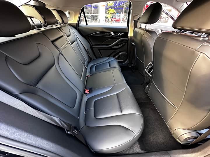 Фото 9 - Bestune B70