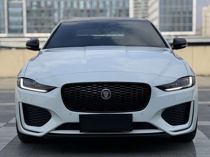 Фото 2 - Jaguar XE L